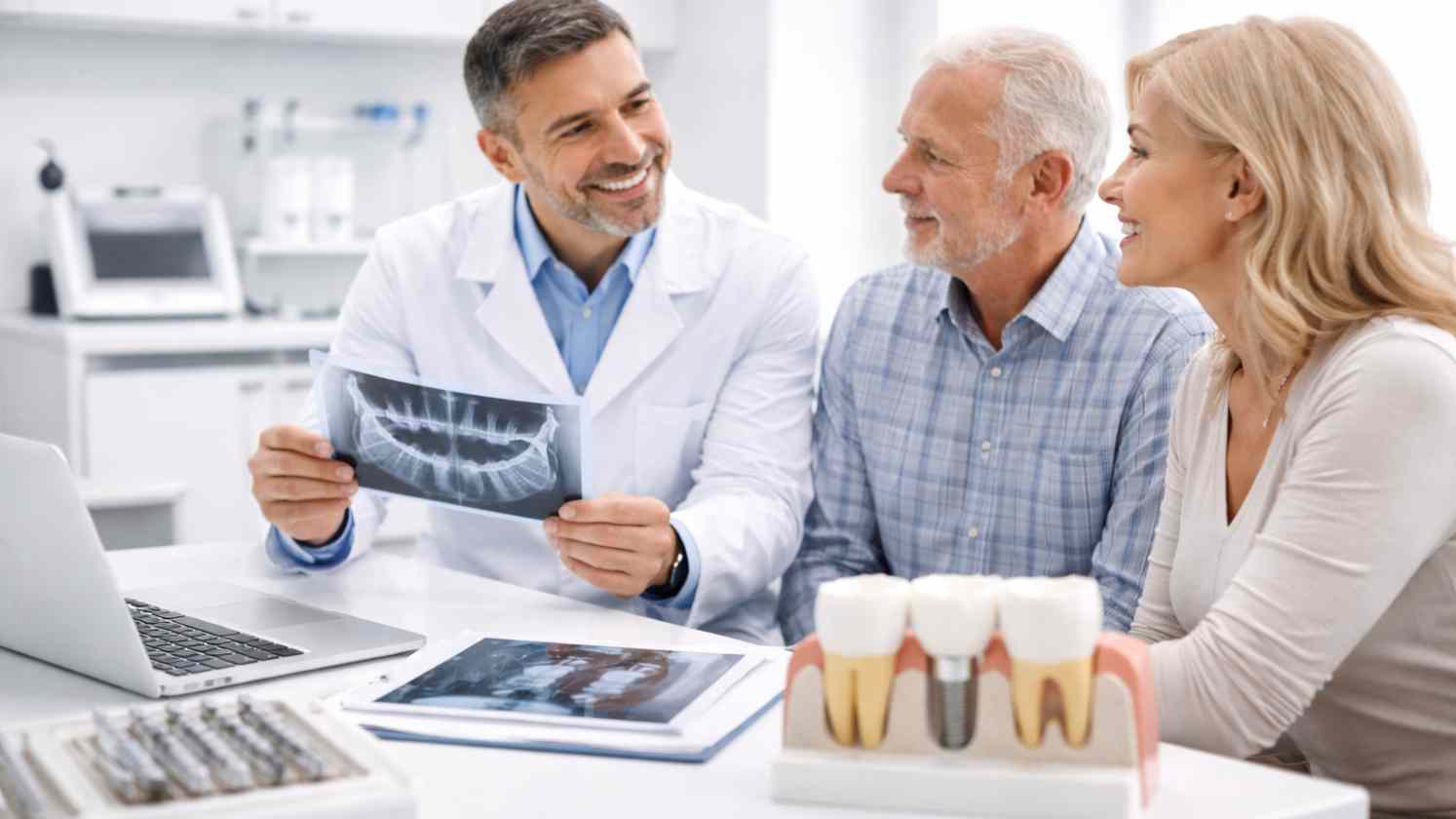 רופא שיניים מדבר עם מטופלים