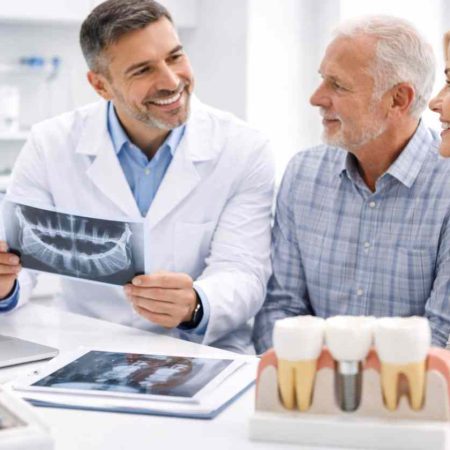 רופא שיניים מדבר עם מטופלים